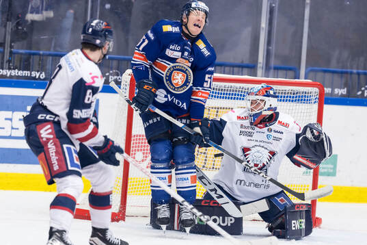 Växjös Emil Sylvegård och Linköpings målvakt Jesper