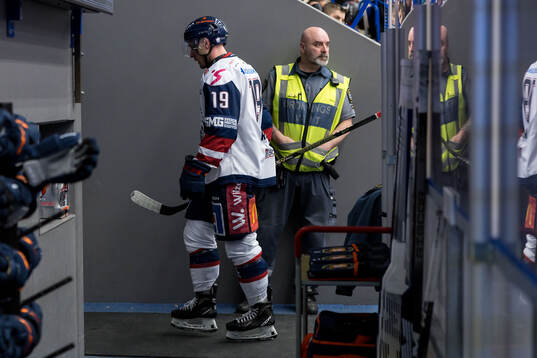 Linköpings Patrick Russell lämnar planen