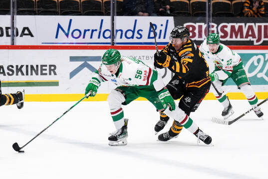 Rögles Adam Engström och Skellefteås Pär Lindholm