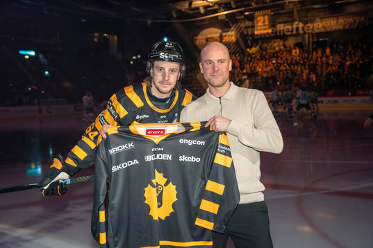 Skellefteås Jonathan Pudas med matchsponsor