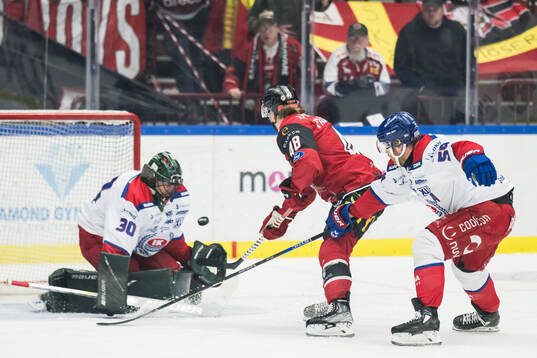 Malmö Redhawks Lauri Pajuniemi och Oskarshamns målvakt