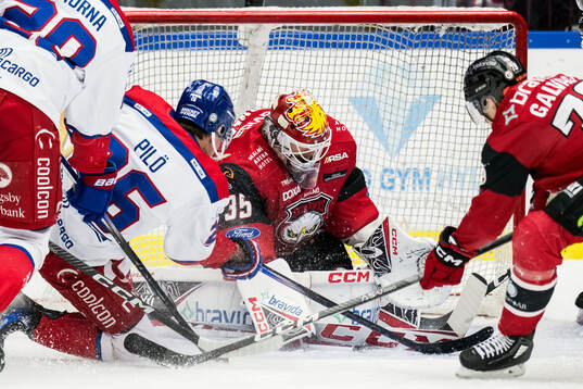 Malmö Redhawks målvakt Adam Werner och Oskarshamns Lukas