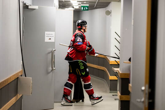 Malmö Redhawks Teemu Kivihalme lämnar planen