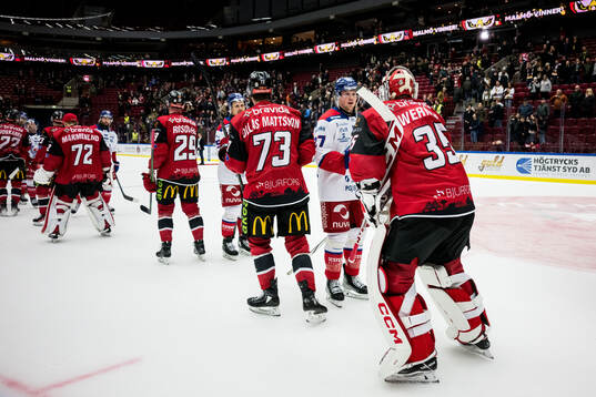 Oskarshamns Austin Wagner och Malmö Redhawks målvakt Adam