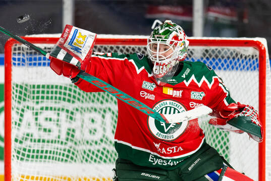 Frölundas målvakt Stephanie Neatby räddar ett skott