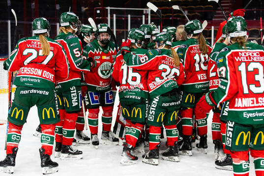 Frölundas spelare  jublar