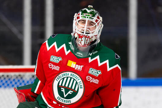 Frölundas målvakt Stephanie Neatby jublar