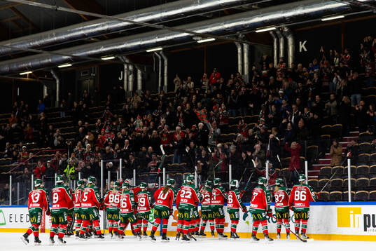 Frölundas spelare jublar och tackar publiken