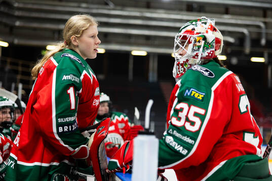 Frölundas målvakt Maja Helge och målvakt Stephanie Neatby
