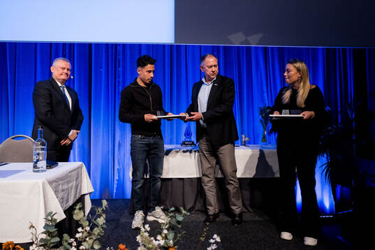 Stefan Hult uppmärksammar Adrian Skogmar och Ia Berglund