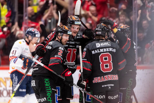 Örebros Samuel Johannesson jublar med lagkamrater
