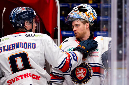 Växjös Zachary Giuttari och målvakt Adam Åhman jublar