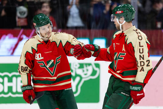 Frölundas Malte Strömwall jublar ihop med Christian Folin