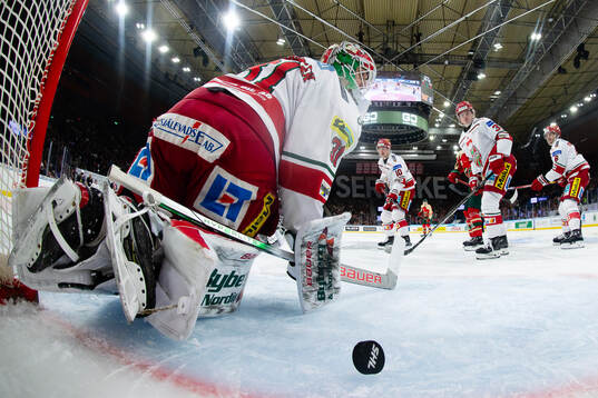 Frölundas Tom Nilsson skjuter 1-0 på MoDos målvakt Olle