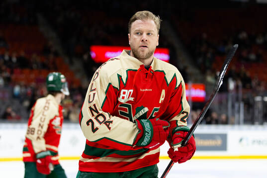 Frölundas Christian Folin innan ishockeymatchen i SHL