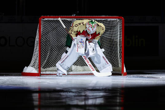 Frölundas målvakt Frans Tuohimaa innan ishockeymatchen i