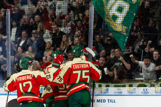 Frölundas Tom Nilsson jublar med lagkamrater