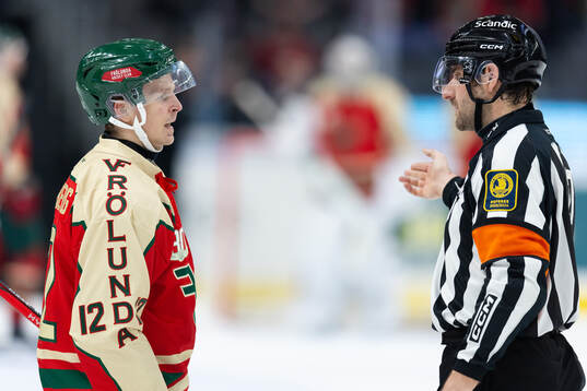Frölundas Max Friberg och Domare Mikael Sjöqvist