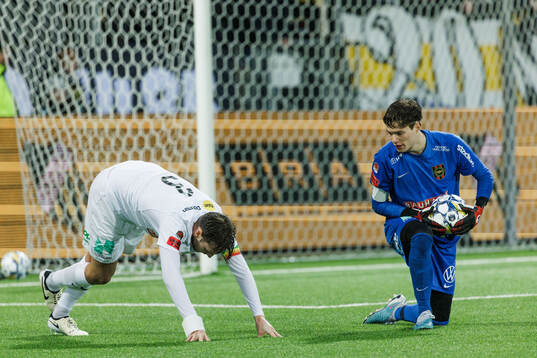 Brommapojkarnas Alexander Abrahamsson och målvakt Filip
