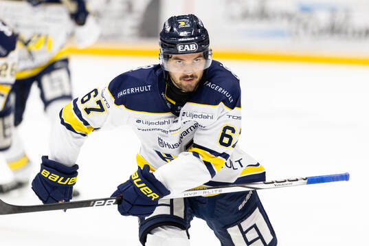 HV71s Oliwer Kaski jublar