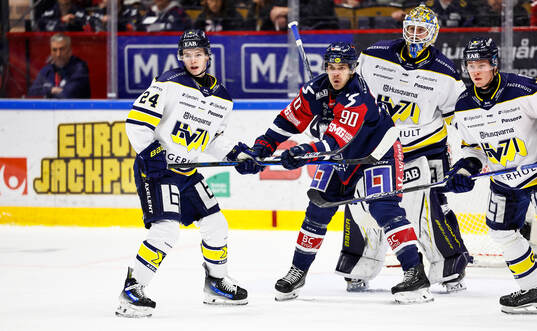 HV71s Oscar Fisker Molgaard och Linköpings Lance Bouma