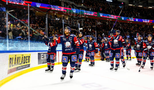 Linköpings spelare med Linus Hultström jublar