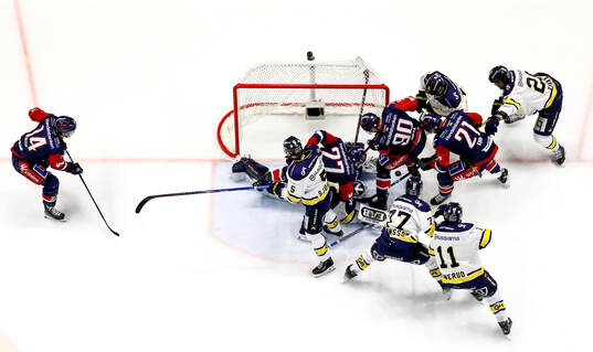 Strax före lagsmål mellan HV71s Victor Sjöholm och