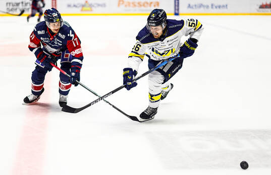 Linköpings Sebastian Strandberg och HV71s Fredrik Forsberg