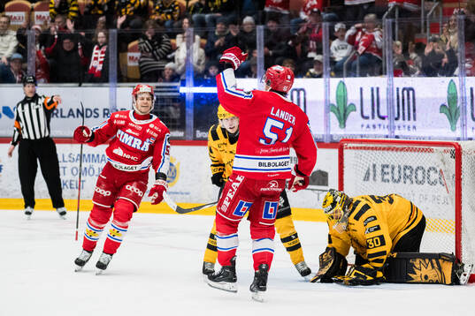 Timrås Anton Lander och Anton Wedin jublar