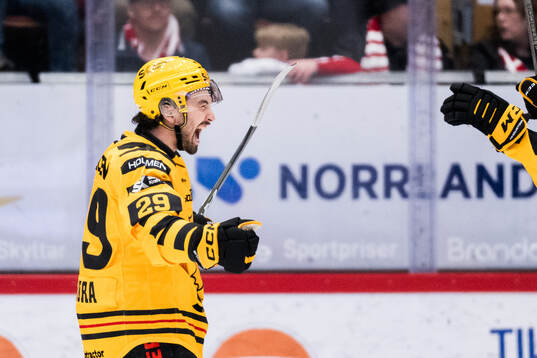Skellefteås Dylan Sikura jublar