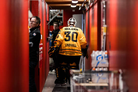 Skellefteås målvakt Gustaf Lindvall lämnar isen