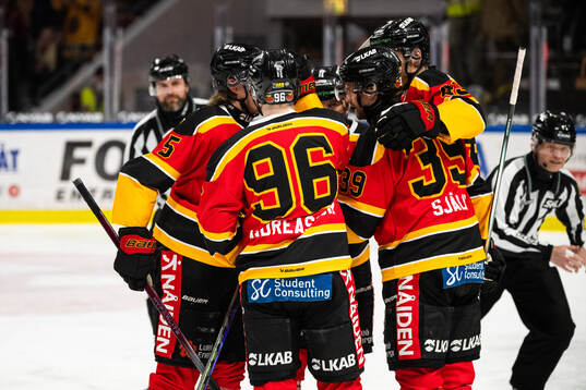 Luleås Marcus Hardegård jublar med lagkamrater