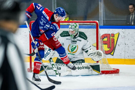 Oskarshamns Austin Wagner och Färjestads målvakt Maxime