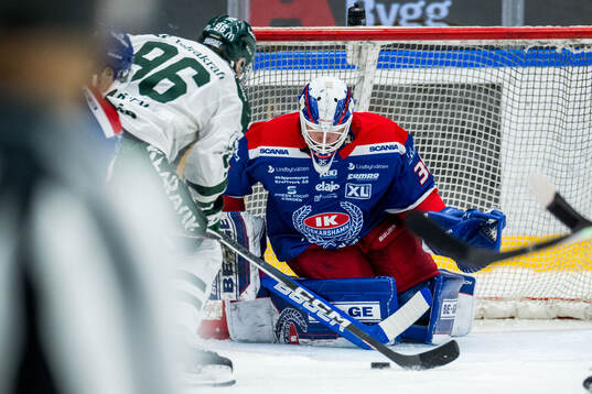 Färjestads David Tomasek och Oskarshamns målvakt Emil