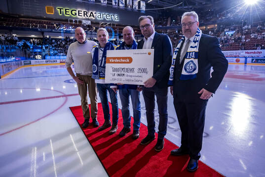 Odd Fellows delar u check till Leksands ungdomsansvarig Jan