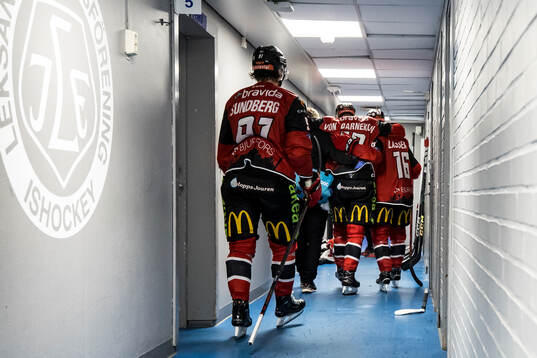 Malmö Redhawks William Von Barnekow får hjälp in av