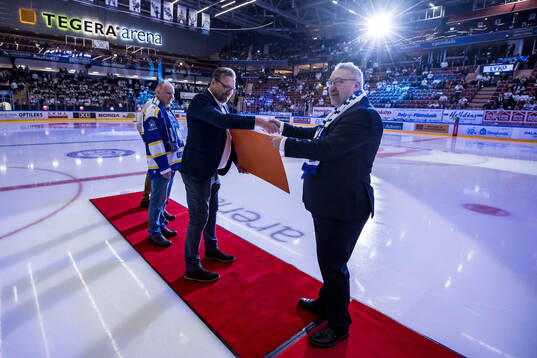 Odd Fellows delar u check till Leksands ungdomsansvarig Jan