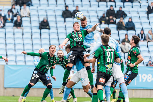 Malmö FFs Pontus Jansson nickar in 1-0 målet