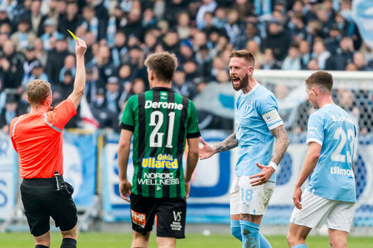 Domare Fredrik Klitte och Malmö FFs Pontus Jansson deppar