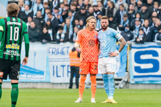 Malmö FFs målvakt Johan Dahlin och Pontus Jansson deppar