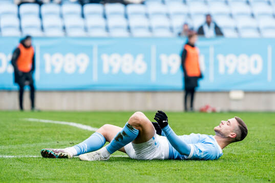 Malmö FFs Gabriel Busanello deppar