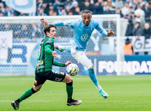 Varbergs Olle Edlund och Malmö FFs Derek Cornelius