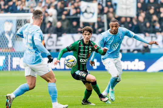 Varbergs Olle Edlund och Malmö FFs Gabriel Busanello och