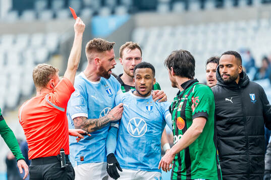 Malmö FFs Martin Olsson får rött kort av domare Fredrik