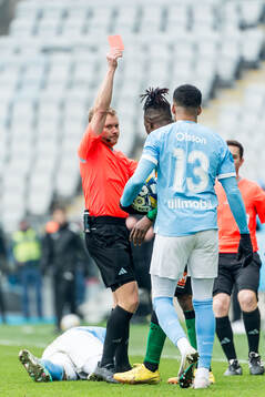 Domare Fredrik Klitte och Varbergs Azeez Temitope Yusuf