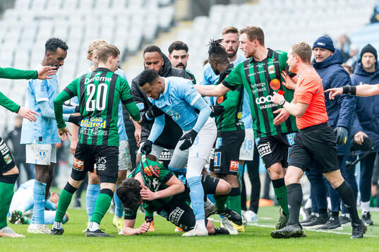 Varbergs Robin Tranberg och Malmö FFs Martin Olsson i bråk