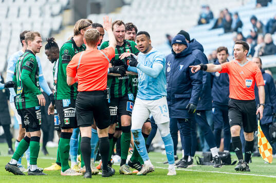 Domare Fredrik Klitte och Malmö FFs Martin Olsson deppar