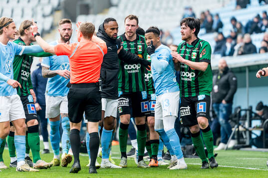 Domare Fredrik Klitte och Malmö FFs Martin Olsson deppar