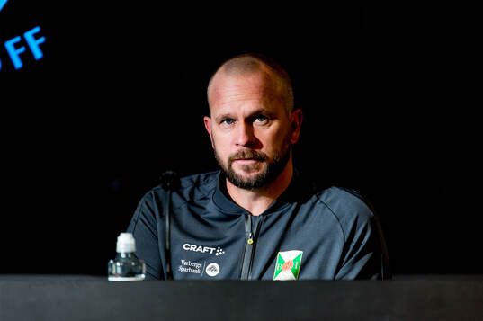 Varbergs tränare Tobias Linderoth på en presskonferens