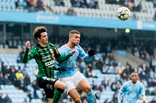 Varbergs Olle Edlund och Malmö FFs Gabriel Busanello